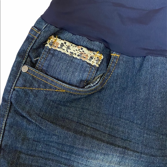 NWT XL Maternity Shorts with Crochet Accents - Picture 4 of 5